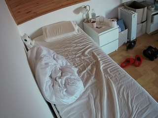 voyeurcam-julmodels-greybed-1