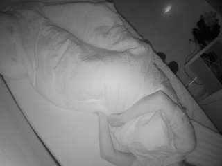 voyeurcam-julmodels-greybed-2