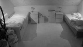 voyeurcam-julmodels-greybed-3