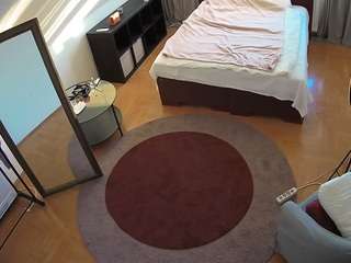 voyeurcam-julmodels-whitebed-1