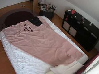 voyeurcam-julmodels-whitebed-2