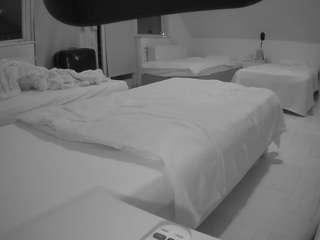 voyeurcam-julmodels-bed-2