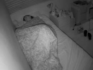 voyeurcam-julmodels-greybed-1