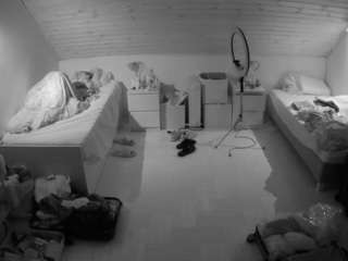 voyeurcam-julmodels-greybed-3