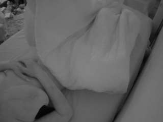 voyeurcam-julmodels-whitebed-4
